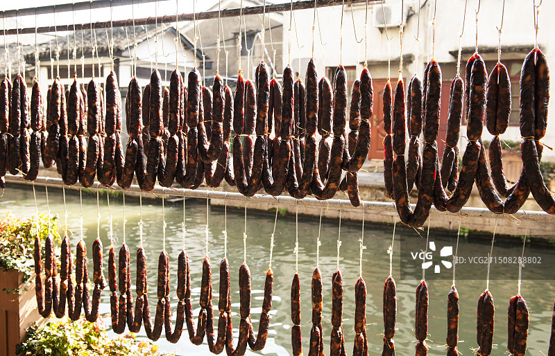 绍兴安昌古镇里的腌制香肠 烟熏食品 酱晒香肠 腊味 晒香肠 年味图片素材