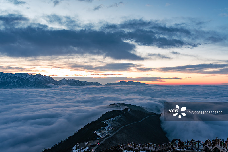 四川省雅安市宝兴县达瓦更扎日出图片素材