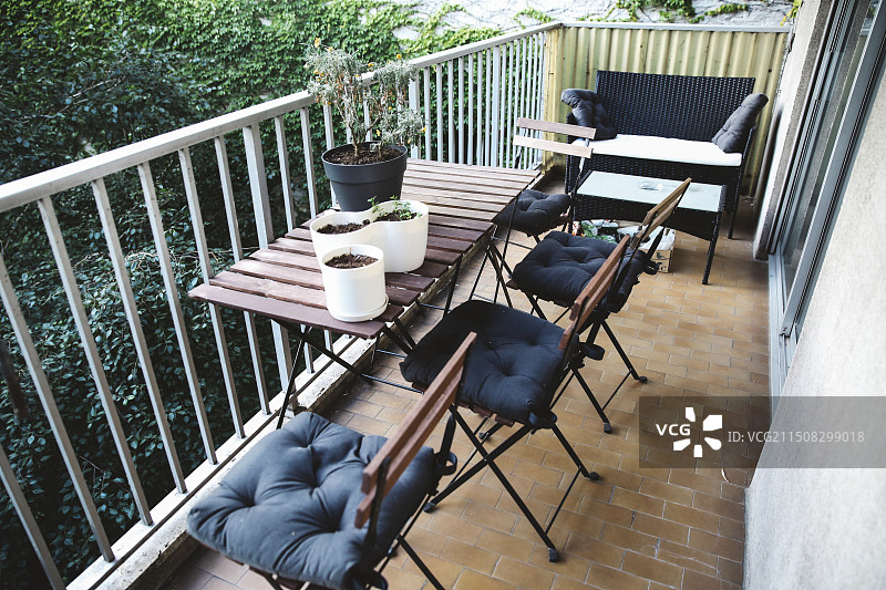 法国巴黎悠闲舒适小阳台图片素材