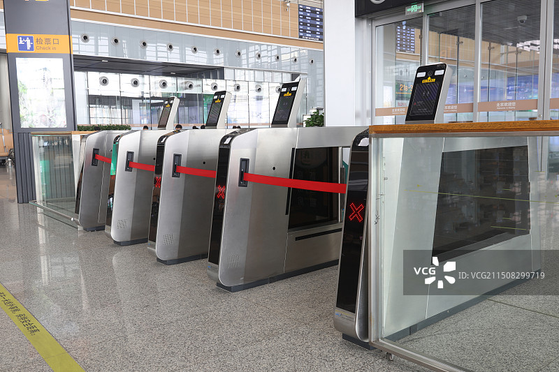 静止进入的机场闸机图片素材