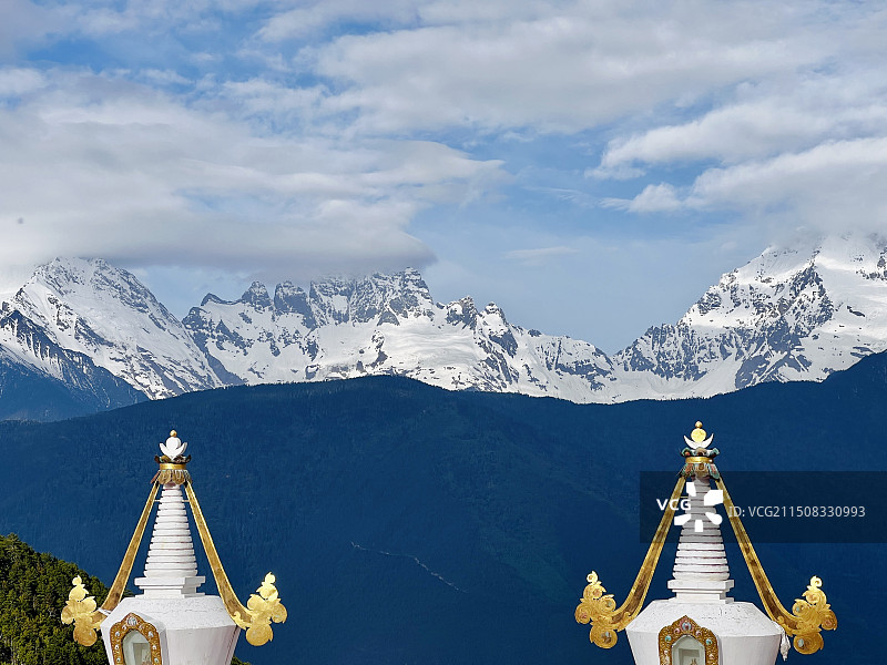 梅里雪山下的寺庙图片素材