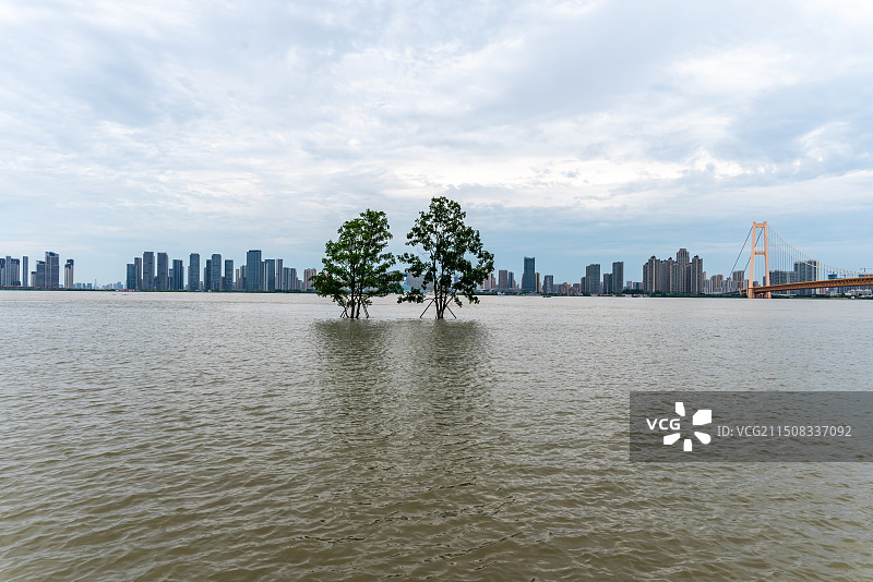 被洪水淹没的洪山江滩公园图片素材