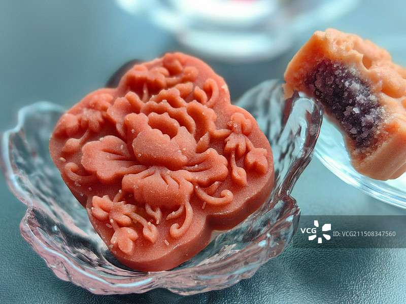 桌上碗里甜食的特写镜头图片素材