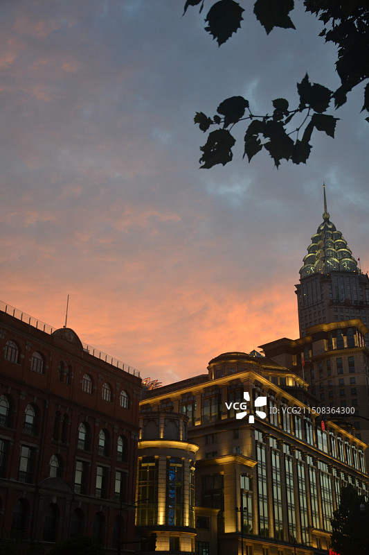 日落时建筑物对天的低角度视图图片素材