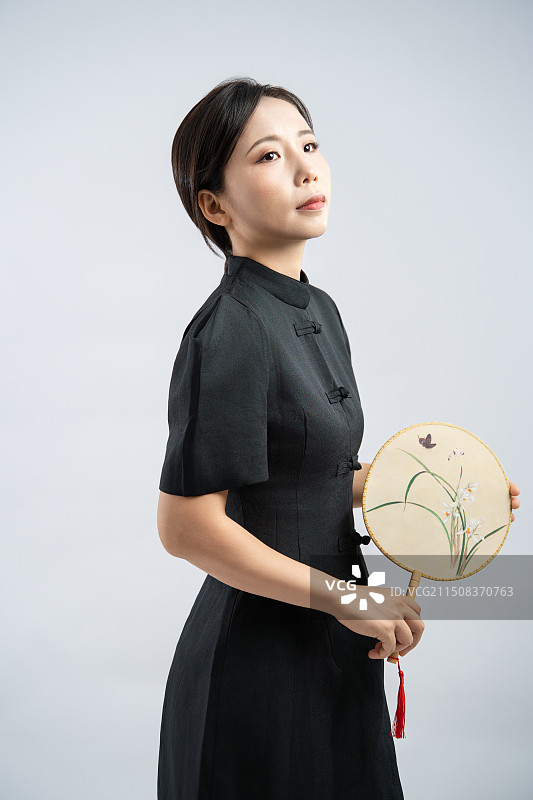 棚拍一个穿着新中式服装的女人图片素材