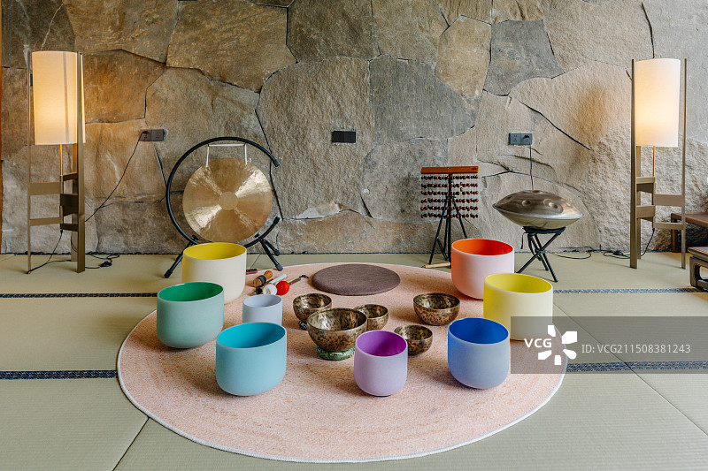 室内疗愈师的音钵颂钵声疗器具图片素材