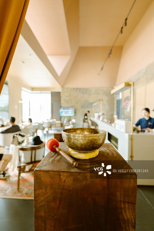 室内疗愈师的音钵颂钵声疗器具图片素材