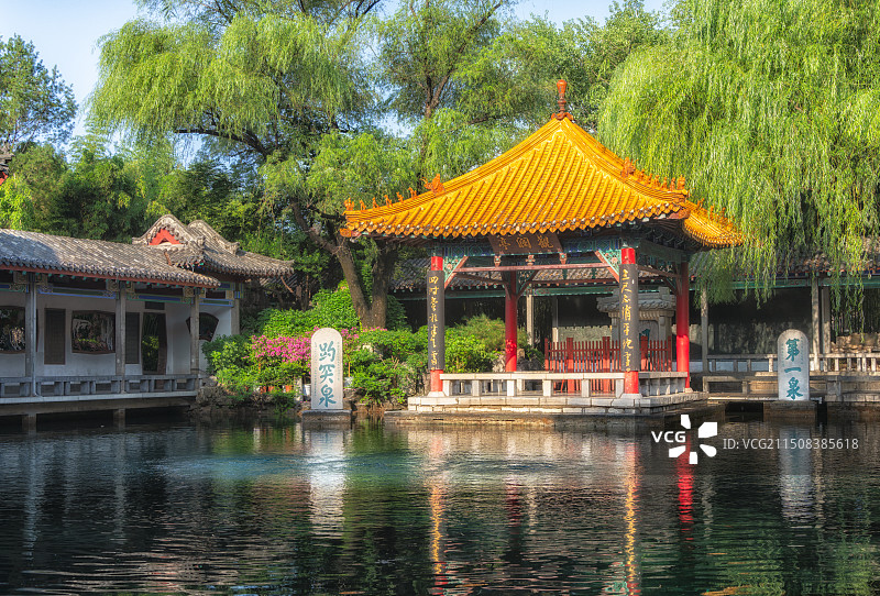 中国山东济南趵突泉观澜亭建筑风光图片素材