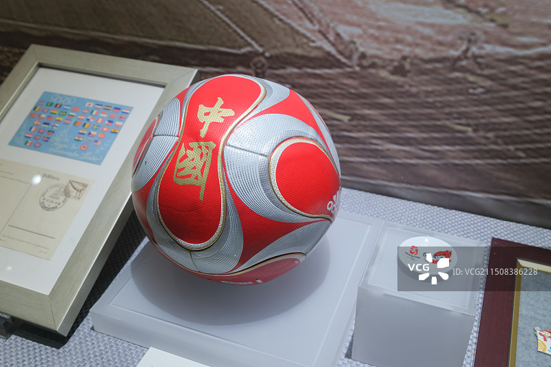 2008年北京奥运会足球赛用球 淄博临淄足球博物馆藏图片素材