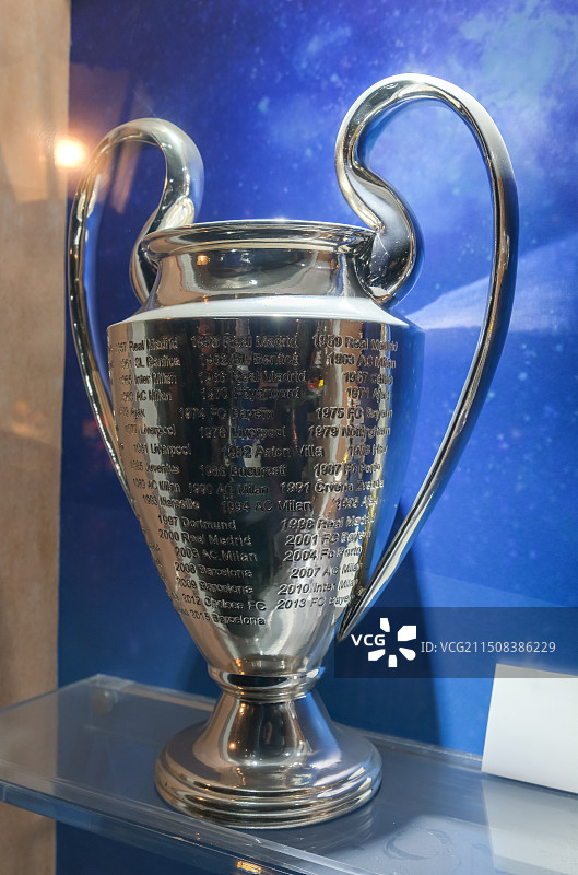欧洲冠军联赛奖杯 纪念品 淄博临淄足球博物馆藏图片素材
