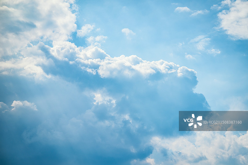 商洛市洛南县八卦桥/秦岭蓝天白云图片素材