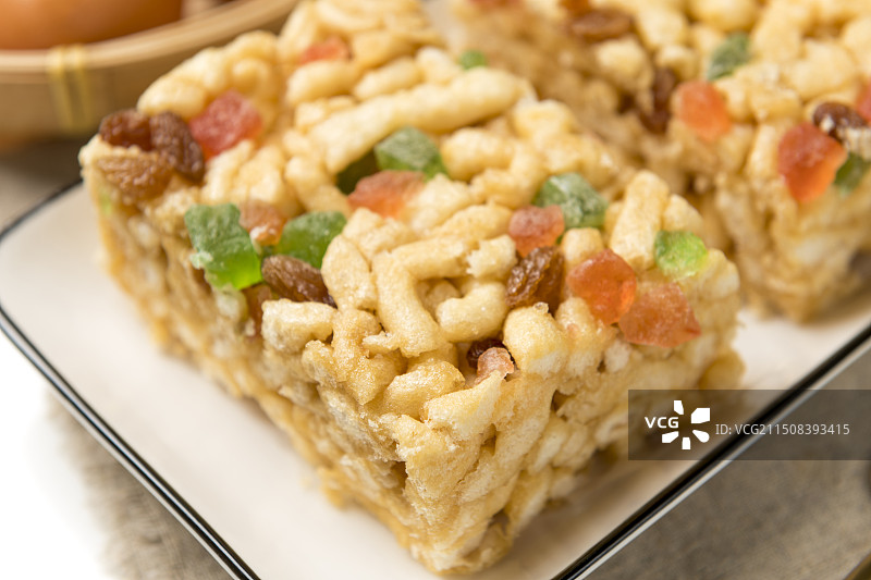 糕点沙琪玛摆放在桌面上特写图片素材