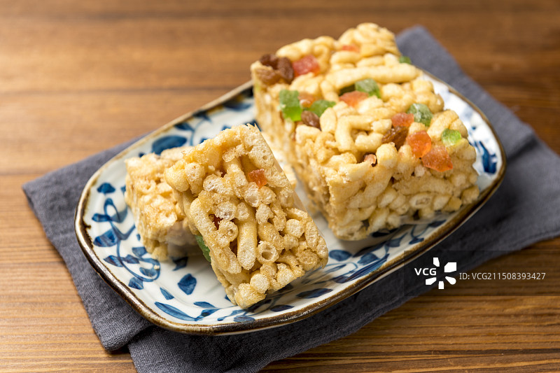 糕点沙琪玛摆放在桌面上特写图片素材