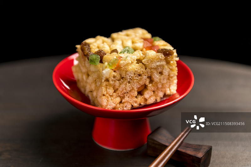 糕点沙琪玛摆放在桌面上特写图片素材