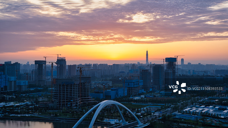 朝霞中的成都金融城锦江边的城市建设图片素材