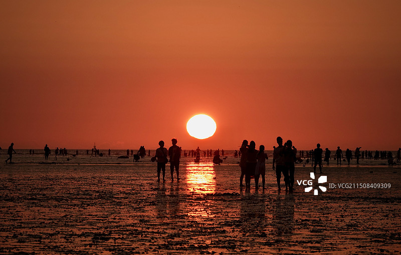 上海滴水湖临港南汇新城海滩日出图片素材