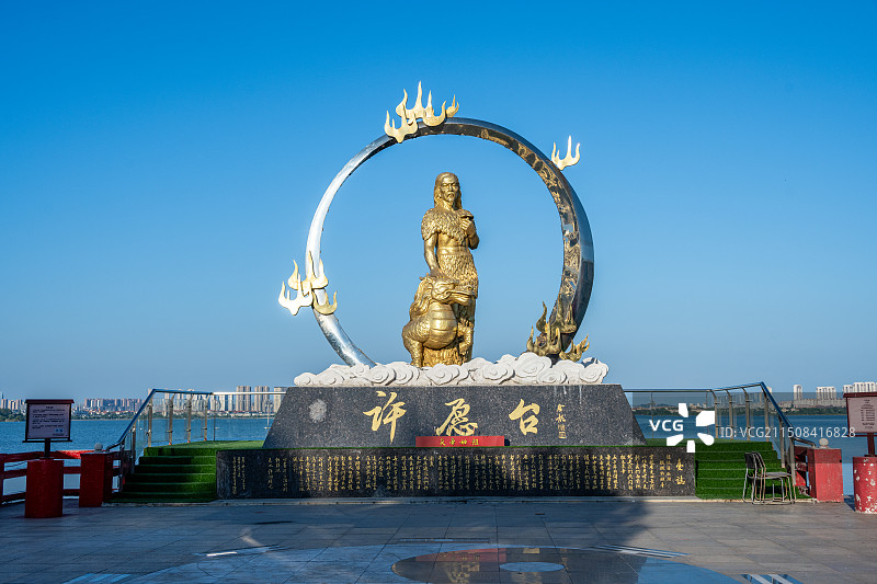 湖北武汉汤逊湖畔许愿台炎帝始祖神像图片素材