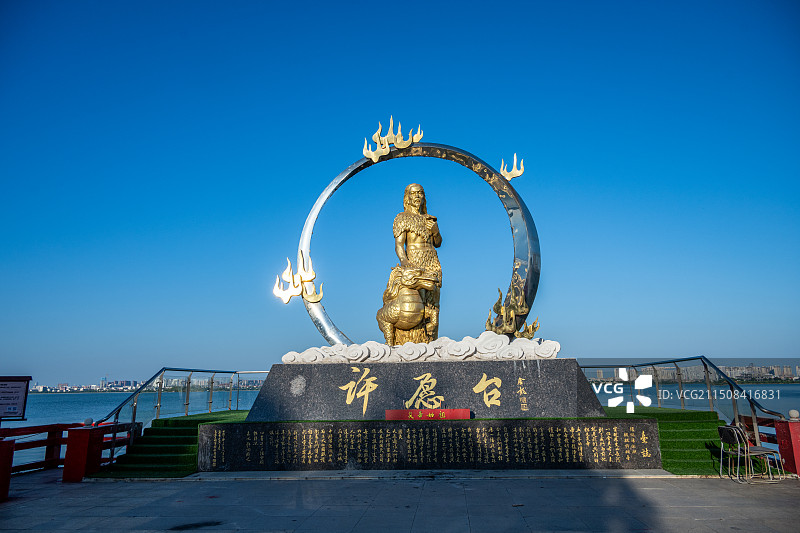 湖北武汉汤逊湖畔许愿台炎帝始祖神像图片素材