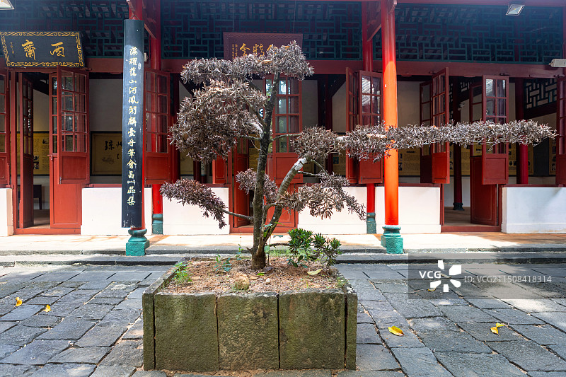 海口市五公祠景区内部的古风建筑和人物雕像图片素材