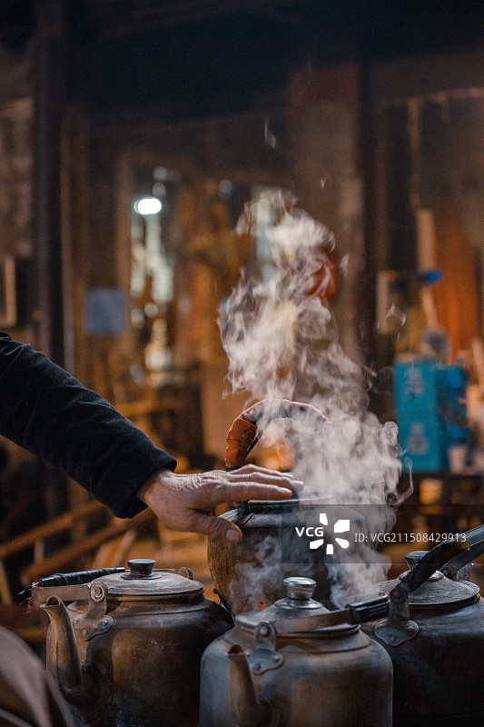 四川省成都市双流区彭镇百年老茶馆茶壶热气腾腾图片素材