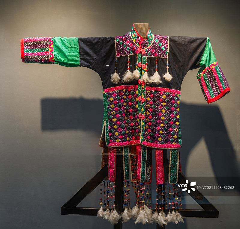 广西柳州三江侗族博物馆侗族盛装图片素材