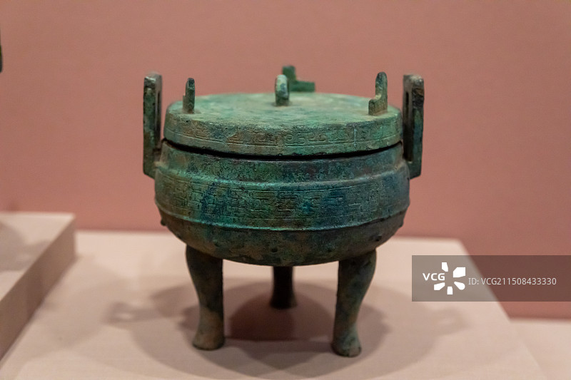 安徽博物馆展出文物夔纹矩钮铜盖鼎 春秋铜陵谢垅出土铜陵市博物馆藏图片素材
