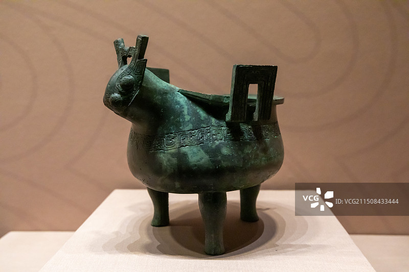 安徽博物馆展出文物兽首铜鼎 春秋 怀宁杨家牌出土怀宁县博物馆藏图片素材