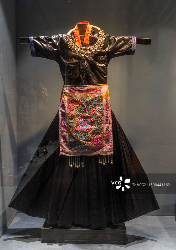 广西柳州三江侗族银饰博物馆侗族银饰盛装图片素材