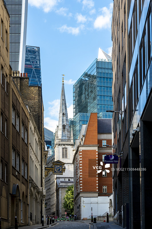 英国伦敦泰晤士河畔的碎片大厦现代建筑蓝天白云风景图片素材