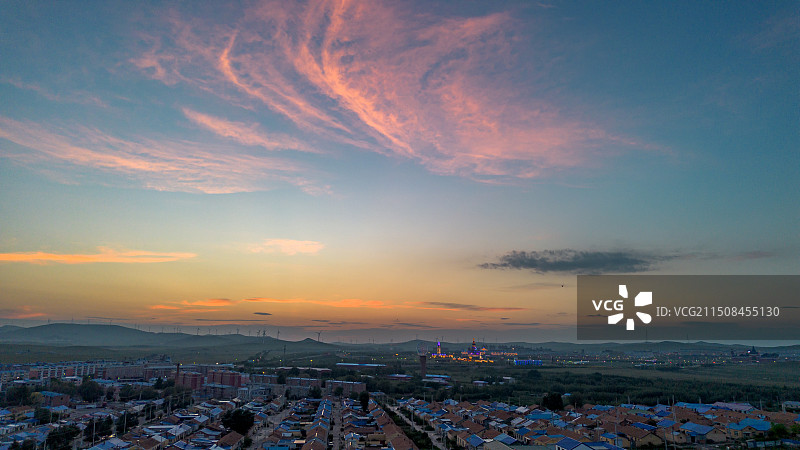 呼伦贝尔大草原城市无人机高空夕阳落日小燕子图片素材