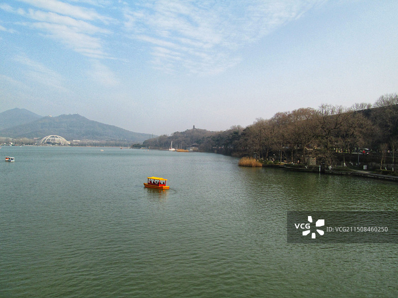 游船,南京玄武湖与天际线图片素材