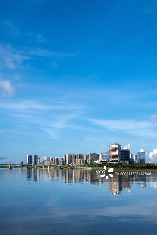 城市天际线与倒影：珠海斗门，黄杨河岸景观图片素材