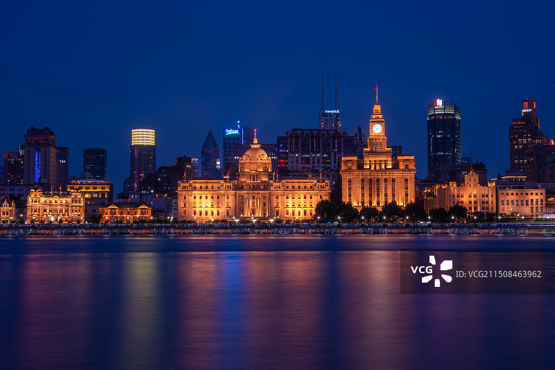 蓝调上海浦西外滩万国建筑群夜景图片素材