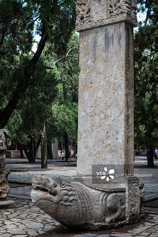 中国山东泰安泰山著名景点，行宫岱庙碑刻拍摄主题,古老亭子，驮着石碑的五岳独尊乌龟赑屃，室内无人图像摄图片素材