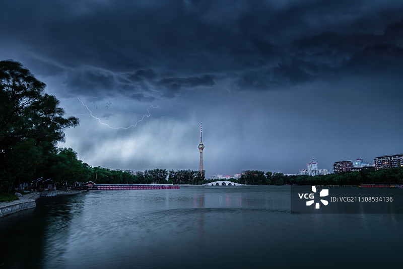 夏天北京玉渊潭公园八一湖电视塔雷暴闪电图片素材