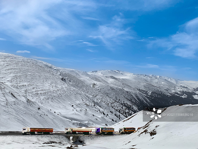雪域218，货运车川流不息，不畏严寒，奋斗者心向暖阳。图片素材