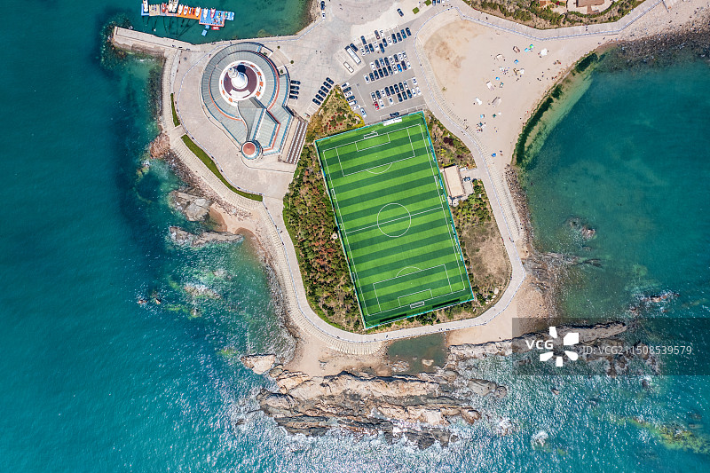 山东省青岛市崂山区海边足球场灯塔户外航拍正上方视角图片素材