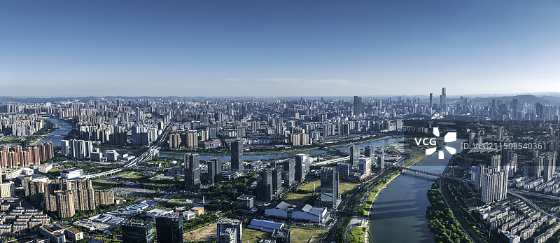航拍视角下的浏阳河长沙城市天际线图片素材