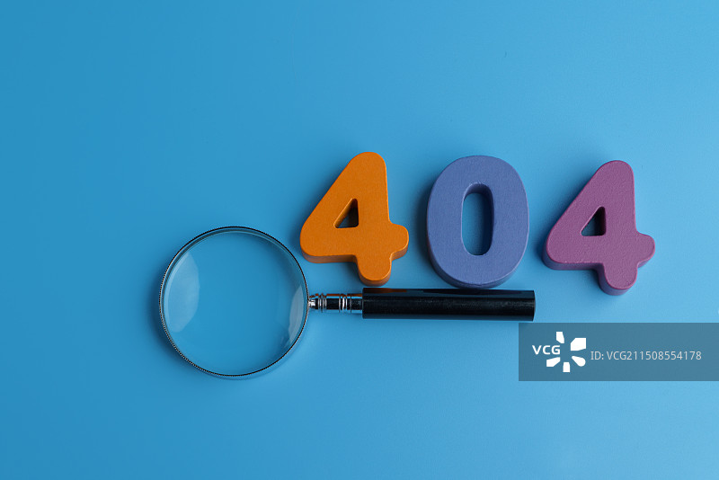 蓝色背景中的404错误和放大镜创意图图片素材
