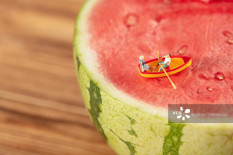 微缩世界红瓤西瓜划船图片素材