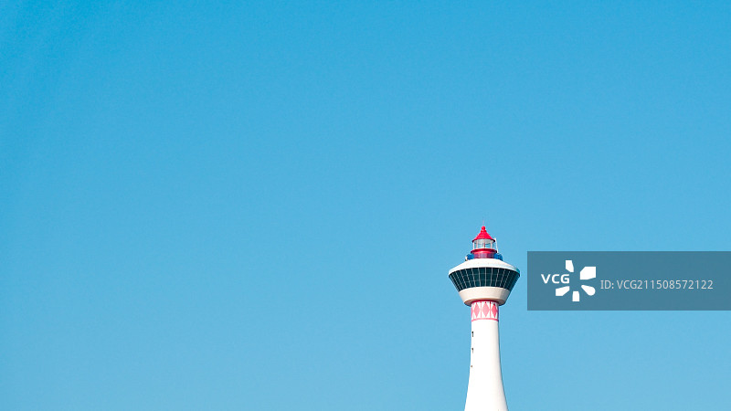 天空背景下红色白色灯塔图片素材
