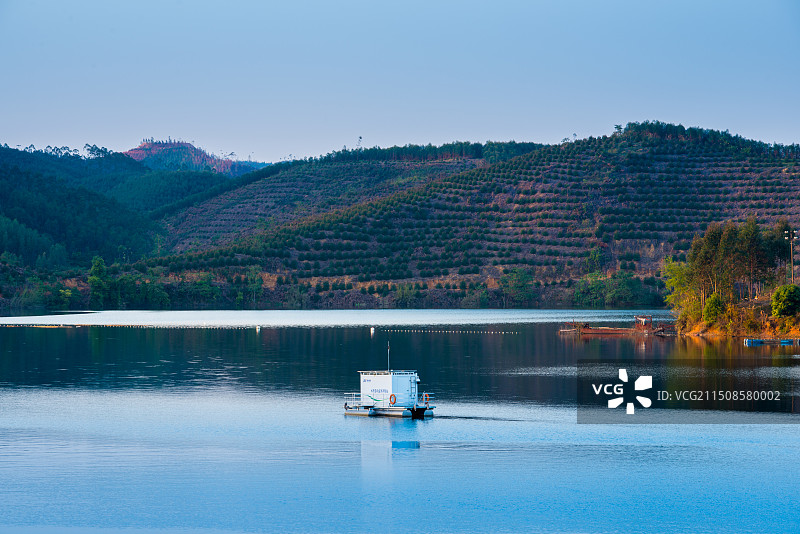 水库中的水文检测站1图片素材