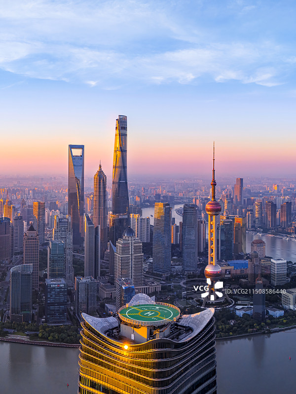 日出航拍上海陆家嘴城市天际线和白玉兰广场图片素材