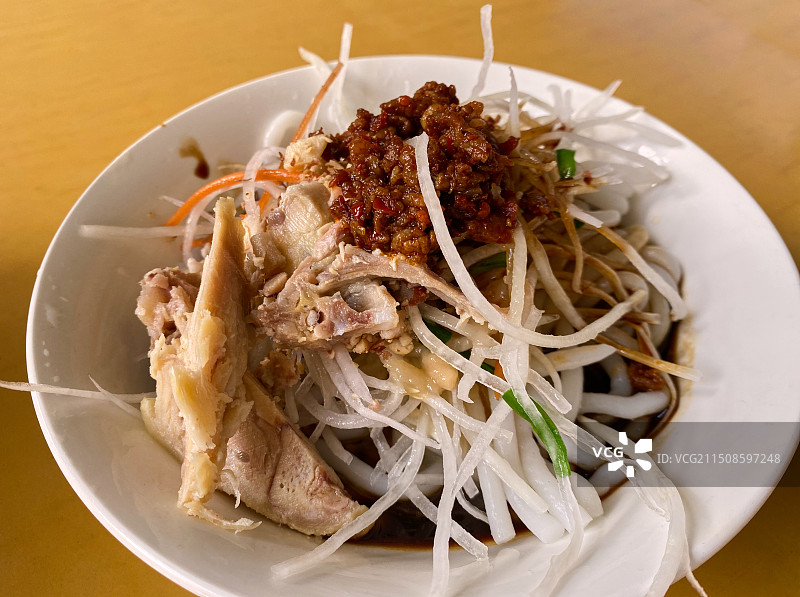 云南特色小吃凉鸡米线图片素材