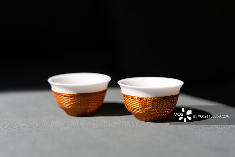 竹编白瓷茶杯图片素材