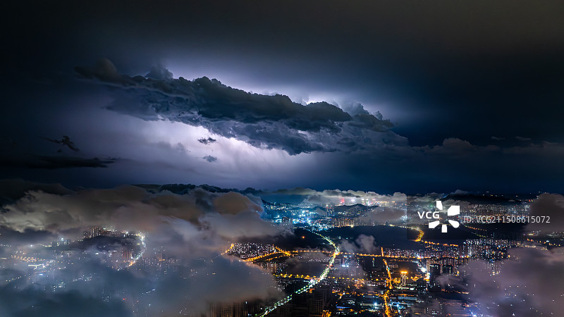 航拍城市上空的闪电图片素材