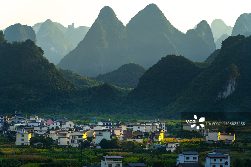 桂林阳朔兴坪古镇喀斯特地貌景观图片素材