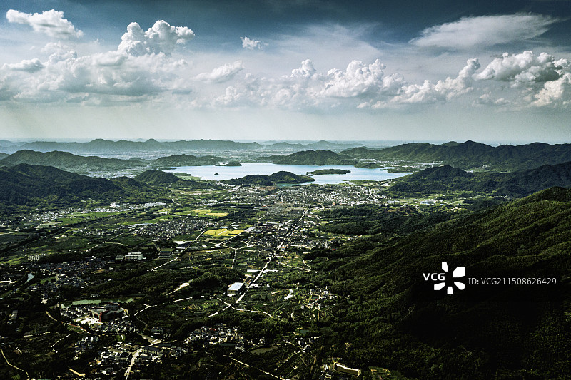 远眺宁波余姚四明山下的四明湖图片素材