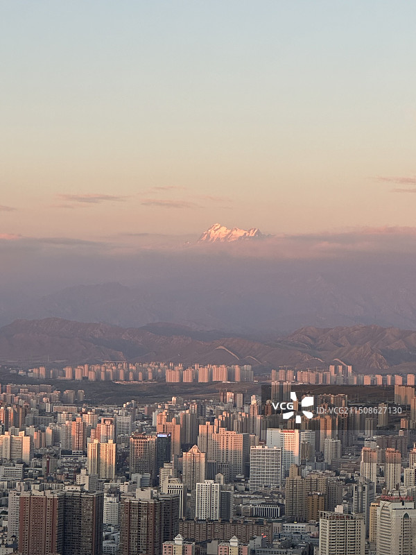 博格达峰——草莓味的雪顶图片素材