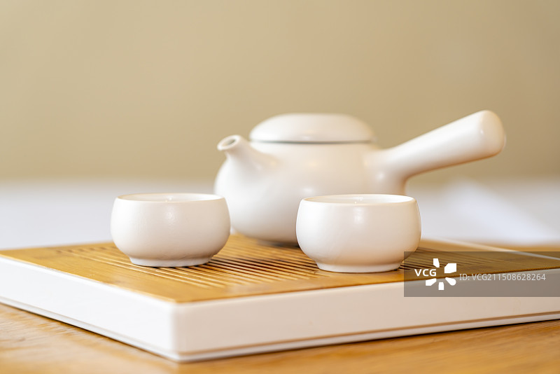 中国传统优雅的茶壶沏茶台陶瓷茶具图片素材